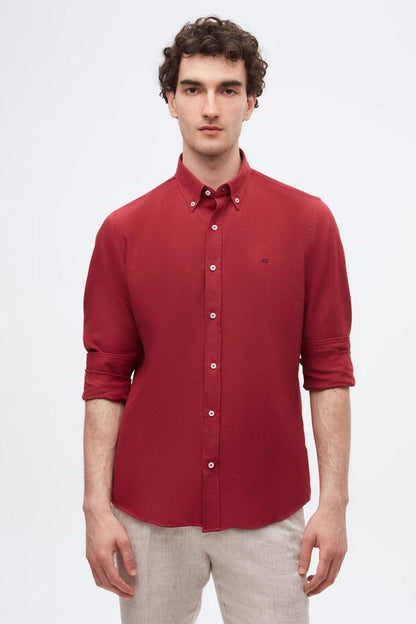Chemise D'S Damat Slim Fit en coton Oxford bordeaux à col boutonné, facile à repasser et brodée.