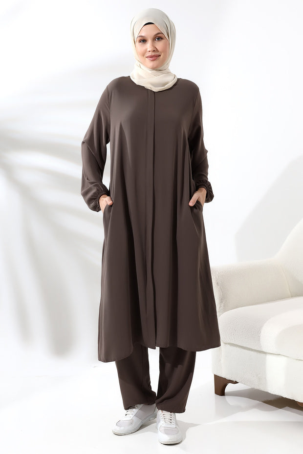 Ensemble hijab deux pièces en vison pour femmes, disponible en ligne chez Ihvan, pour le Hajj et la Omra.