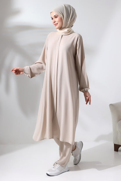 Ensemble hijab deux pièces en vison pour femmes, disponible en ligne chez Ihvan, pour le Hajj et la Omra.