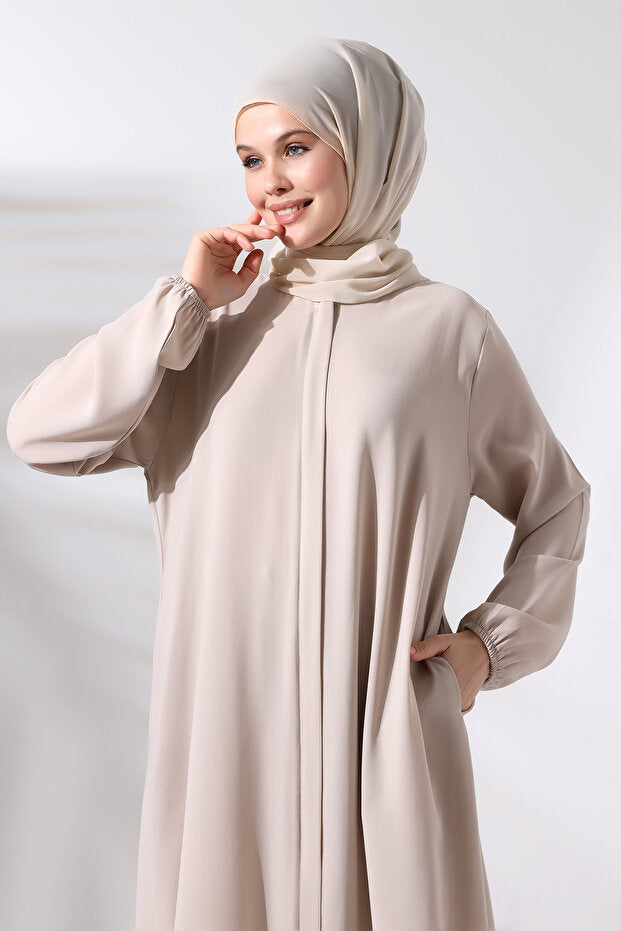 Ensemble hijab deux pièces en vison pour femmes, disponible en ligne chez Ihvan, pour le Hajj et la Omra.