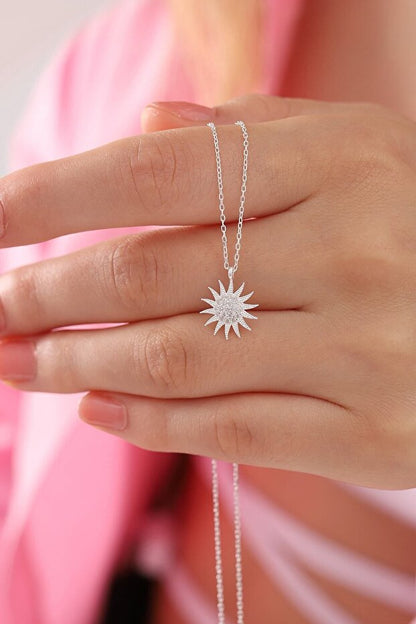 Collier en argent sterling 925 avec pierres de zircon blanc et motif soleil, disponible chez Bilsen Store.