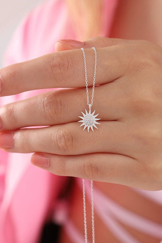 Collier en argent sterling 925 avec pierres de zircon blanc et motif soleil, disponible chez Bilsen Store.