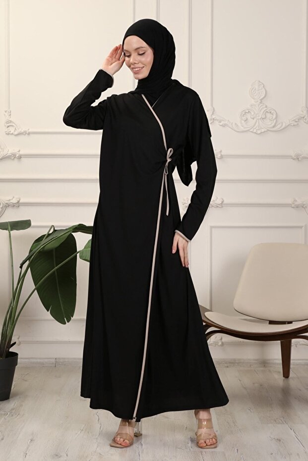 Robe de prière en tissu interlock souple noir transacoustique  à col enveloppant et bordures apparentes