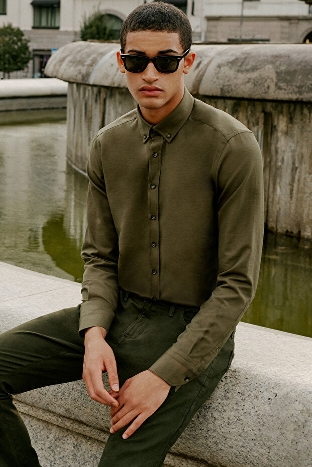 AC&Co / Altınyıldız Classics  Chemise Oxford pour homme en coton facile à repasser et anti-transpirant, kaki, col boutonné, coupe ajustée.