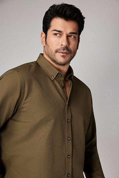 AC&Co / Altınyıldız Classics  Chemise Oxford pour homme en coton facile à repasser et anti-transpirant, kaki, col boutonné, coupe ajustée.
