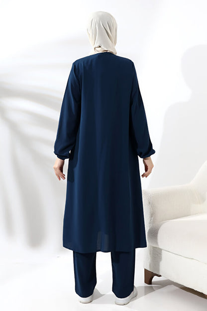Ensemble hijab deux pièces en vison pour femmes, disponible en ligne chez Ihvan, pour le Hajj et la Omra.