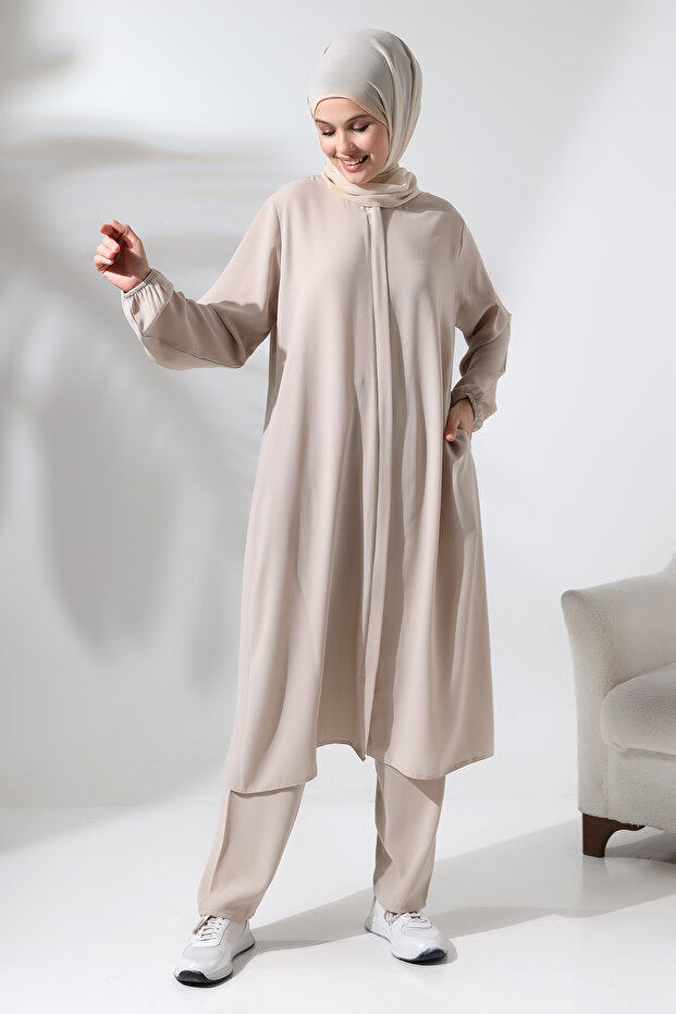 Ensemble hijab deux pièces en vison pour femmes, disponible en ligne chez Ihvan, pour le Hajj et la Omra.
