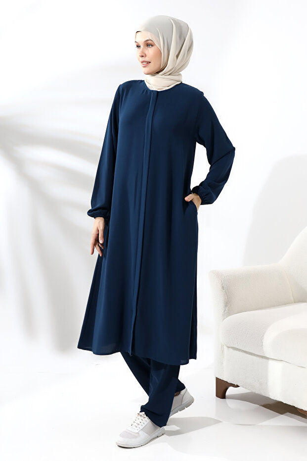 Ensemble hijab deux pièces en vison pour femmes, disponible en ligne chez Ihvan, pour le Hajj et la Omra.
