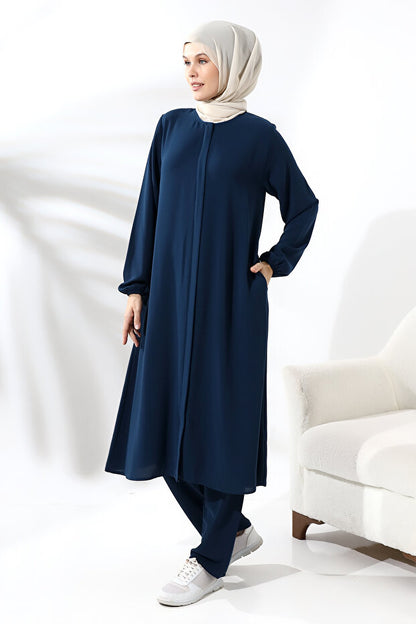 Ensemble hijab deux pièces en vison pour femmes, disponible en ligne chez Ihvan, pour le Hajj et la Omra.