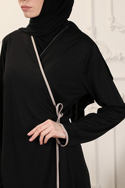 Robe de prière en tissu interlock souple noir transacoustique  à col enveloppant et bordures apparentes