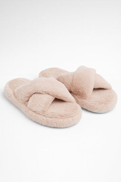 Pantoufles d'intérieur en fourrure à brides croisées couleur crème pour femmes de Beyond BYNDCAP01