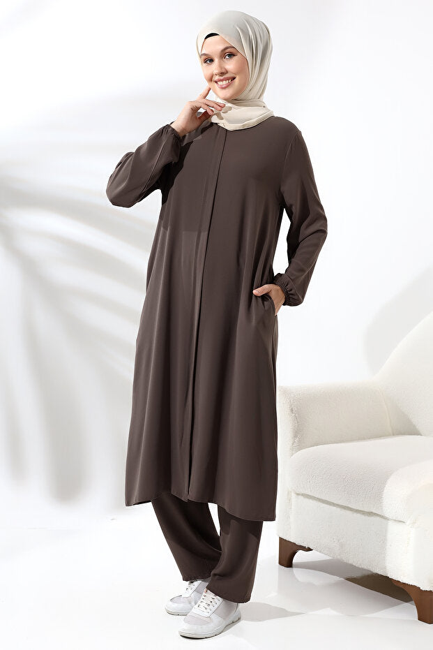 Ensemble hijab deux pièces en vison pour femmes, disponible en ligne chez Ihvan, pour le Hajj et la Omra.