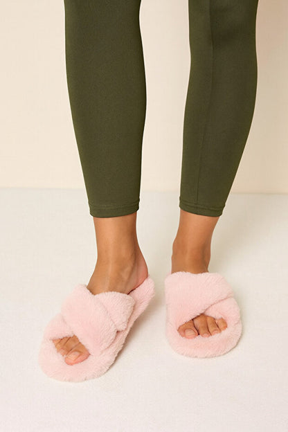 Pantoufles d'intérieur en fourrure à brides croisées couleur crème pour femmes de Beyond BYNDCAP01