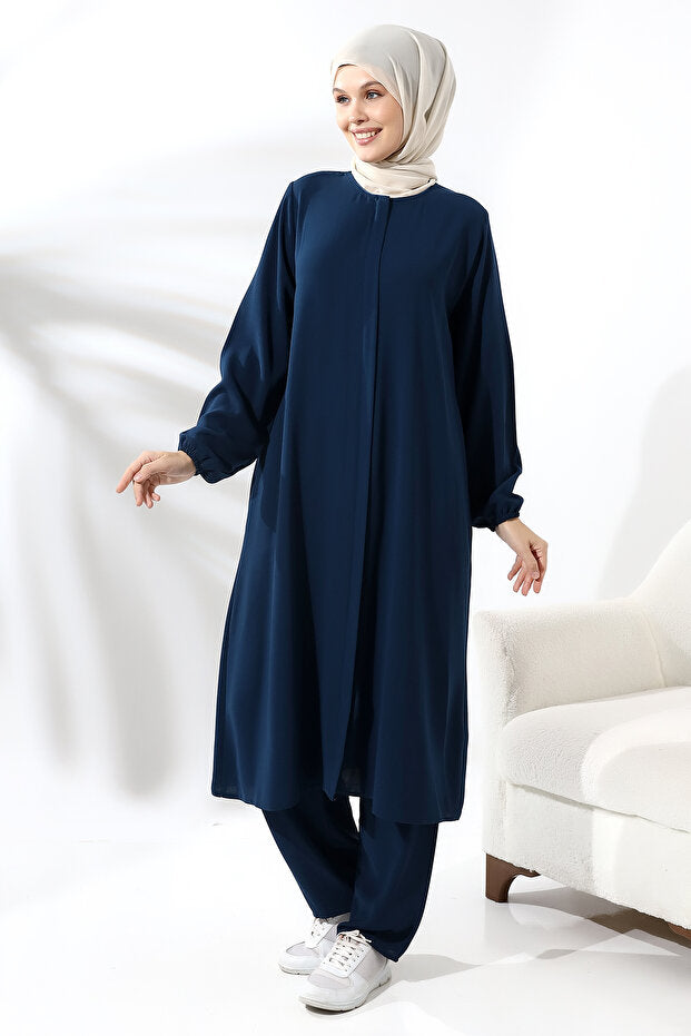Ensemble hijab deux pièces en vison pour femmes, disponible en ligne chez Ihvan, pour le Hajj et la Omra.