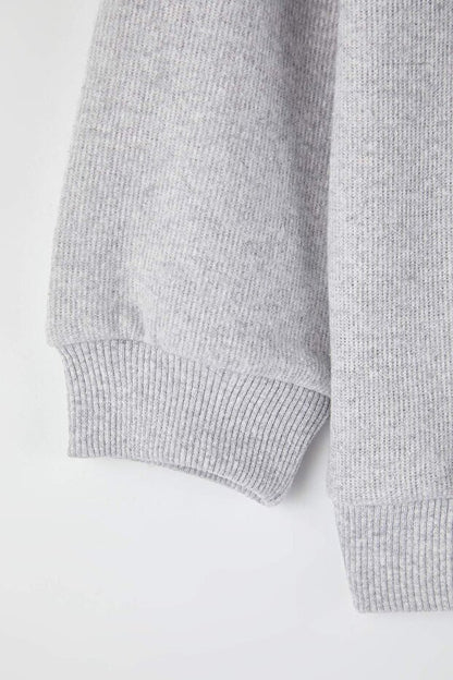 TRENDYOLKIDS Sweat-shirt tricoté gris chiné en coton imprimé à col montant pour garçon Tkdaw26Sw00038