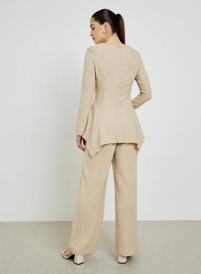 Ensemble composé d'un haut beige brodé texturé et d'un pantalon large