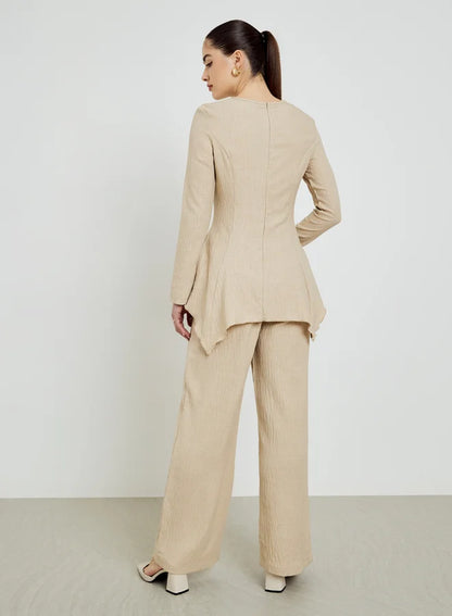 Ensemble composé d'un haut beige brodé texturé et d'un pantalon large