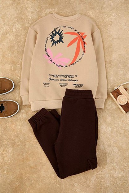 TRENDYOLKIDS Ensemble haut et bas en maille classique beige pour garçon, en coton imprimé avec slogan Tkdaw26Au00047