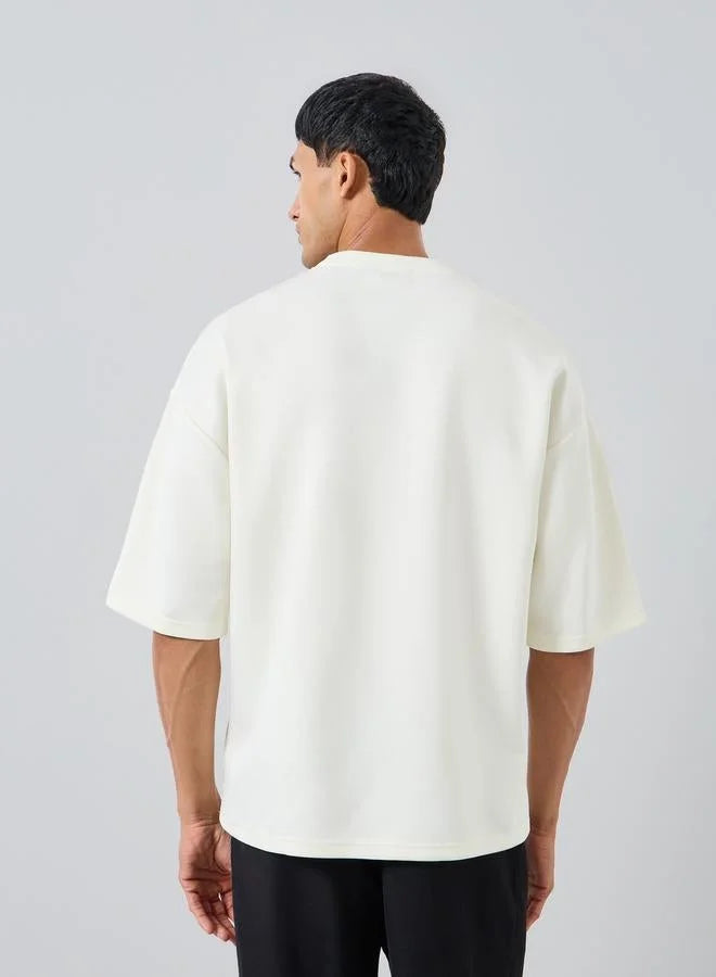 T-shirt homme crème à motif brodé, coupe carrée