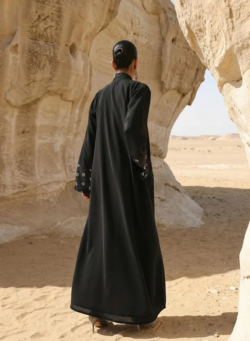 Abaya noire à découpes laser à motifs floraux avec hijab