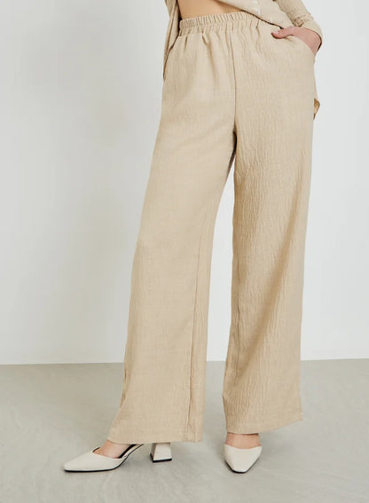 Ensemble composé d'un haut beige brodé texturé et d'un pantalon large