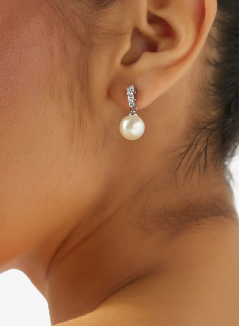 Bague ornée de strass et de diamants, avec détails dorés.