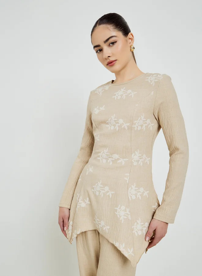 Ensemble composé d'un haut beige brodé texturé et d'un pantalon large