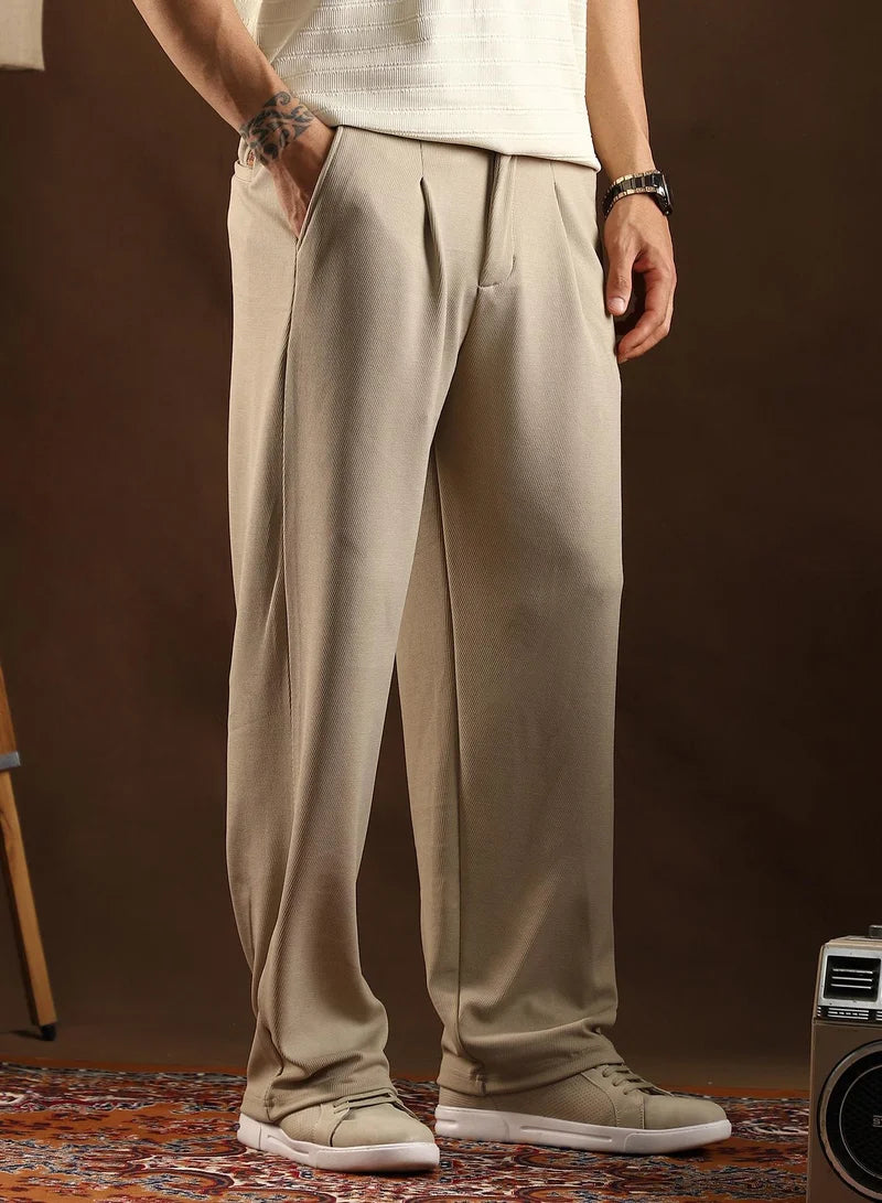 Pantalon Campus Sutra pour homme, beige cacahuète, à revers gaufrés, taille mi-haute, coupe droite, fermeture boutonnée, idéal pour un style décontracté. Conçu pour un confort optimal au quotidien.