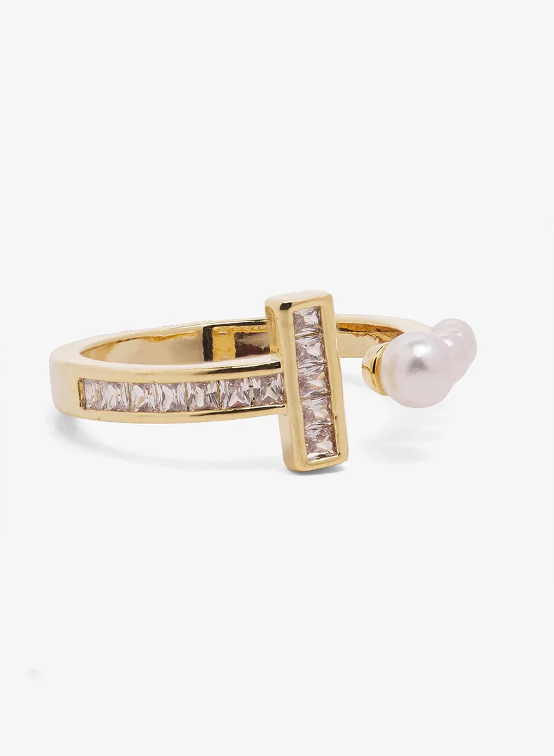 Bague ornée de strass et de diamants, avec détails dorés.