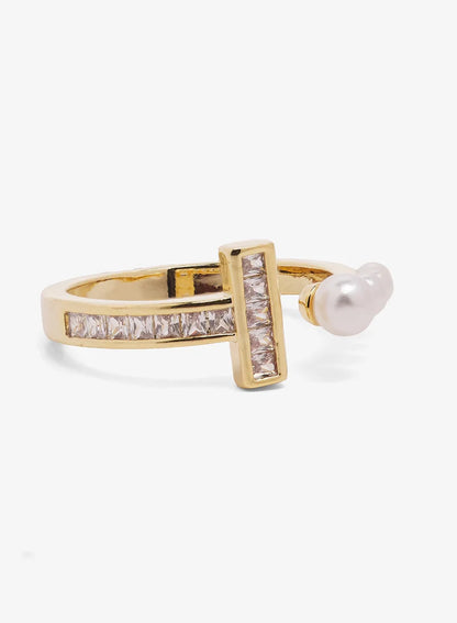 Bague ornée de strass et de diamants, avec détails dorés.