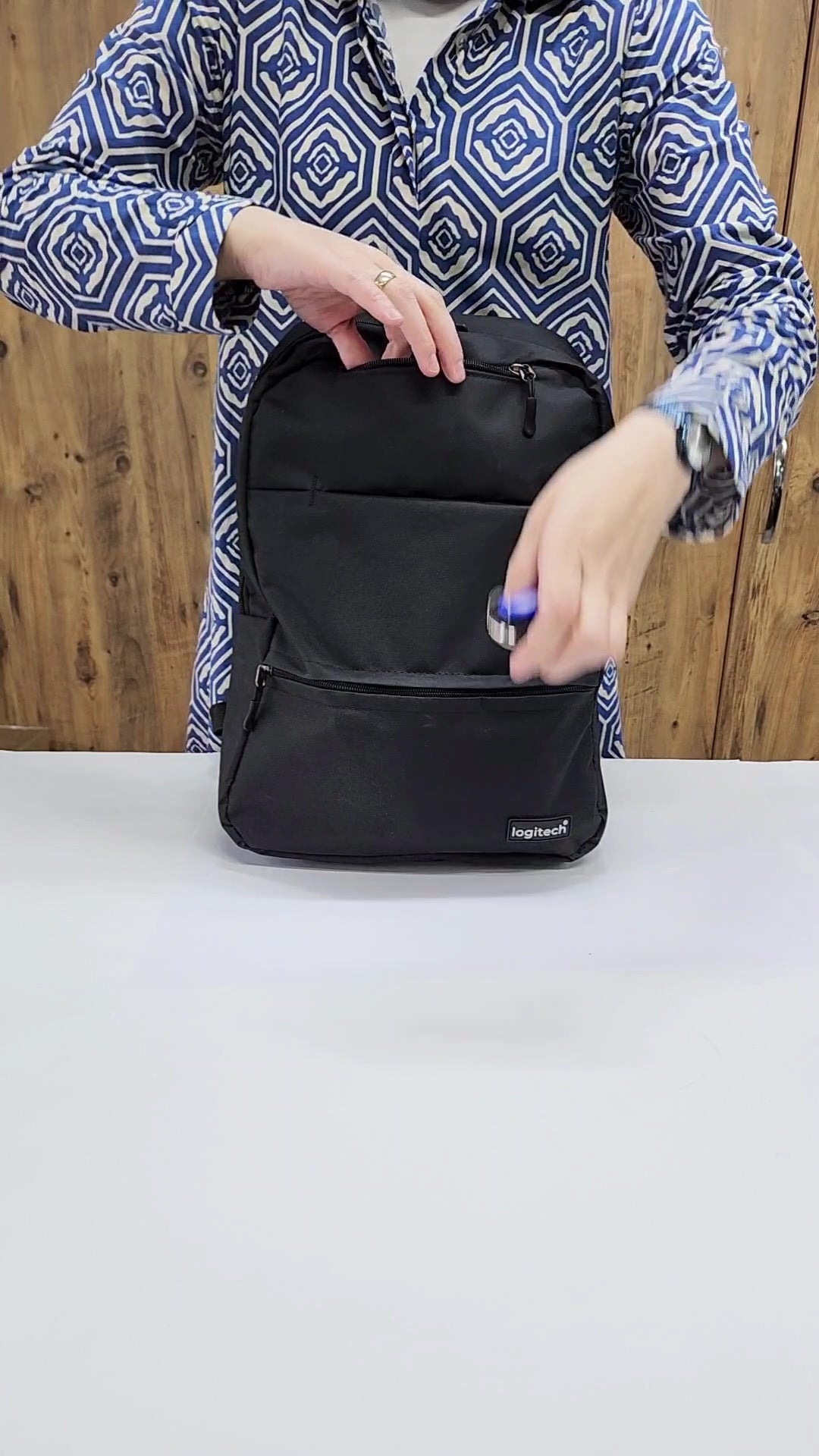 Sac à dos unisexe Logitech Original 15,6" en tissu noir pour ordinateur portable, idéal pour les voyages, l'école et le quotidien.