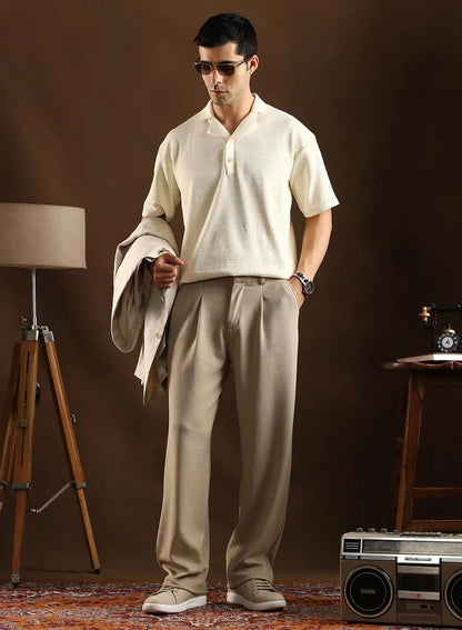 Pantalon Campus Sutra pour homme, beige cacahuète, à revers gaufrés, taille mi-haute, coupe droite, fermeture boutonnée, idéal pour un style décontracté. Conçu pour un confort optimal au quotidien.