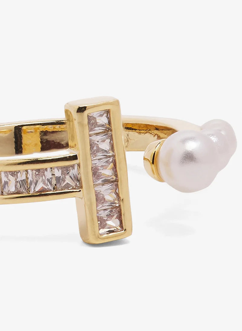 Bague ornée de strass et de diamants, avec détails dorés.