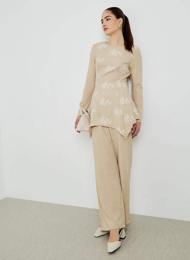Ensemble composé d'un haut beige brodé texturé et d'un pantalon large