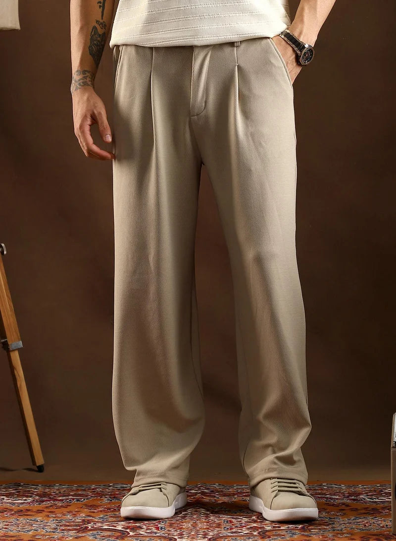 Pantalon Campus Sutra pour homme, beige cacahuète, à revers gaufrés, taille mi-haute, coupe droite, fermeture boutonnée, idéal pour un style décontracté. Conçu pour un confort optimal au quotidien.