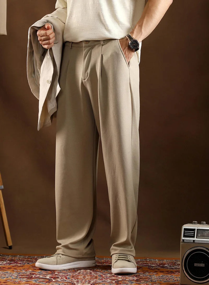 Pantalon Campus Sutra pour homme, beige cacahuète, à revers gaufrés, taille mi-haute, coupe droite, fermeture boutonnée, idéal pour un style décontracté. Conçu pour un confort optimal au quotidien.