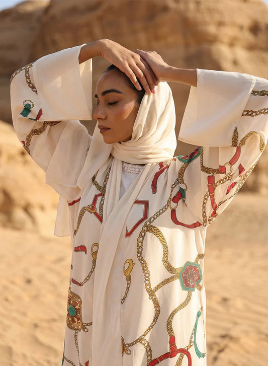Abaya à imprimé abstrait blanc cassé superposée avec hijab