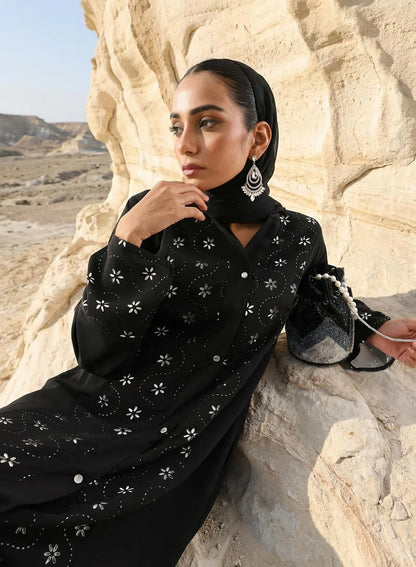 Abaya noire à découpes laser à motifs floraux avec hijab