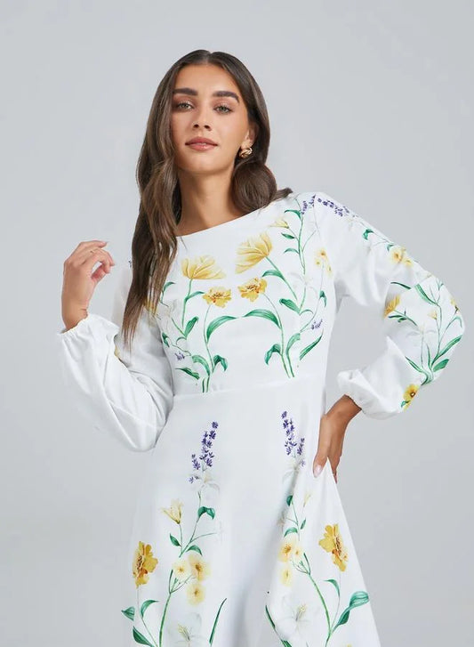 Robe longue blanche à imprimé floral et manches bouffantes