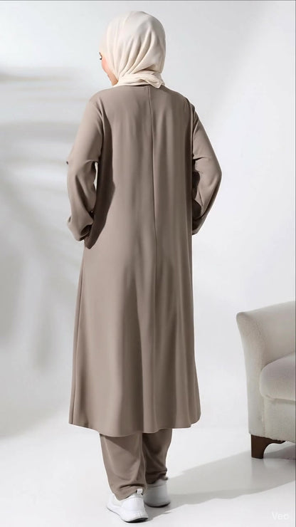 Ensemble hijab deux pièces en vison pour femmes, disponible en ligne chez Ihvan, pour le Hajj et la Omra.