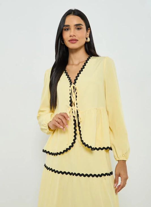 Ensemble composé d'un haut jaune à nouer orné de galons et d'une jupe longue à volants