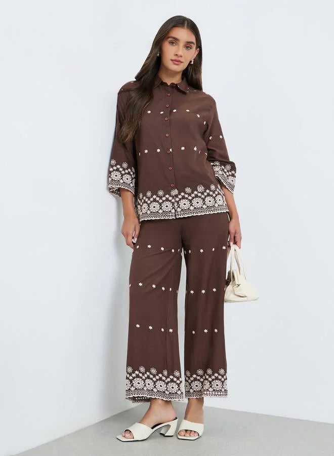 Ensemble chemise et pantalon marron brodé pour femme