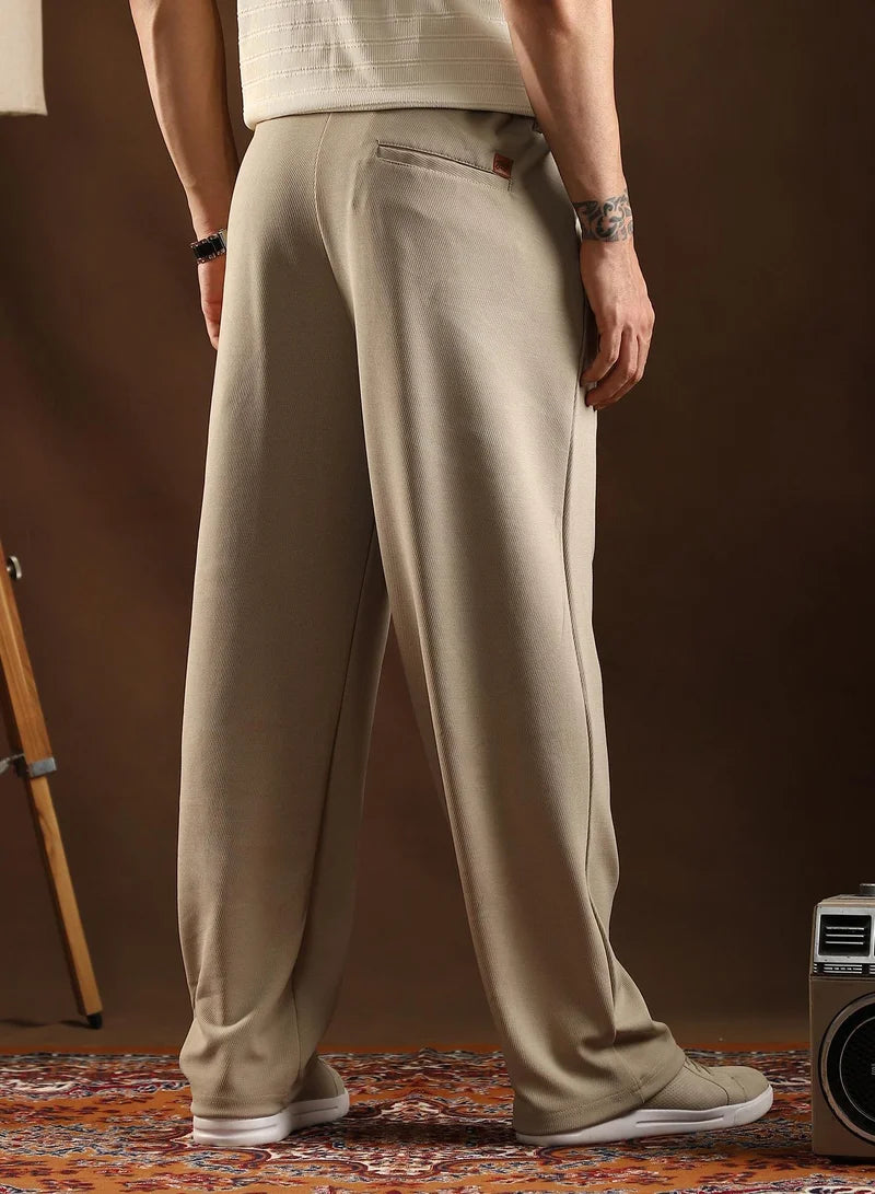 Pantalon Campus Sutra pour homme, beige cacahuète, à revers gaufrés, taille mi-haute, coupe droite, fermeture boutonnée, idéal pour un style décontracté. Conçu pour un confort optimal au quotidien.
