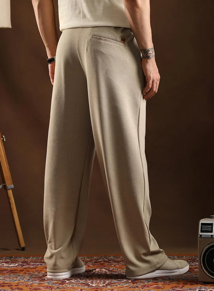 Pantalon Campus Sutra pour homme, beige cacahuète, à revers gaufrés, taille mi-haute, coupe droite, fermeture boutonnée, idéal pour un style décontracté. Conçu pour un confort optimal au quotidien.
