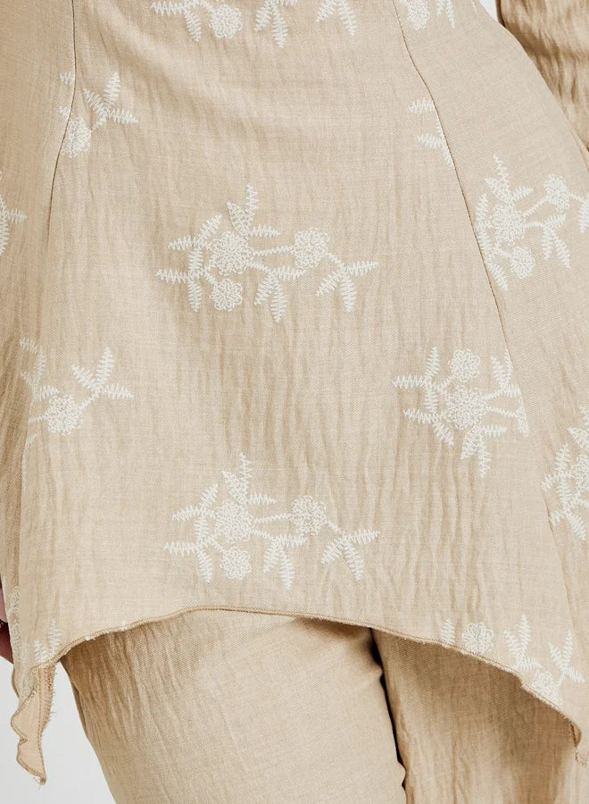 Ensemble composé d'un haut beige brodé texturé et d'un pantalon large