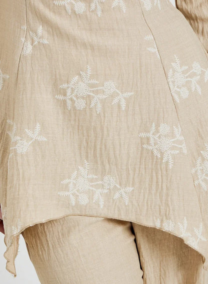 Ensemble composé d'un haut beige brodé texturé et d'un pantalon large