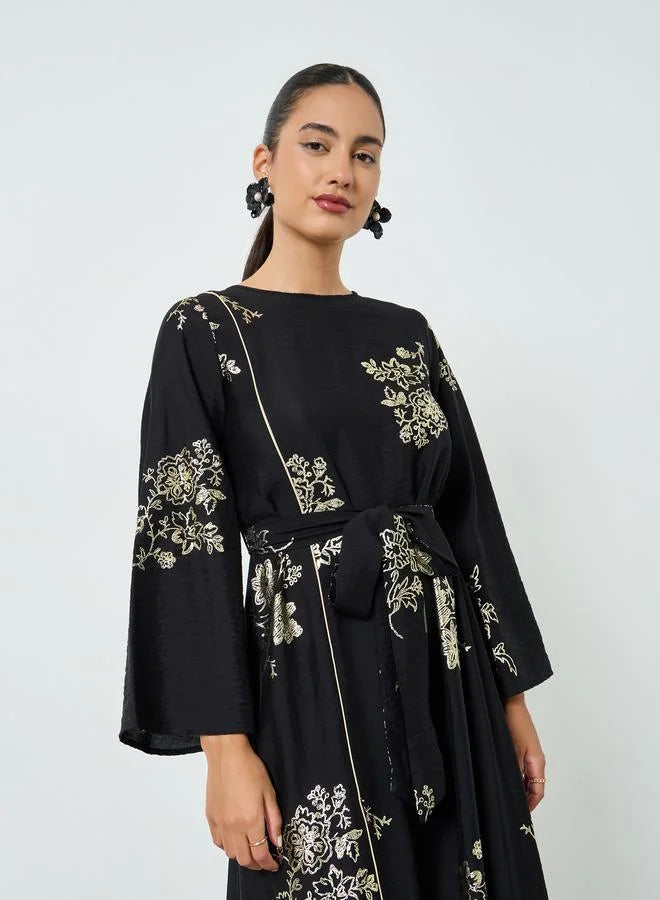 Jalabiya noire à imprimé floral métallisé avec ceinture à nouer