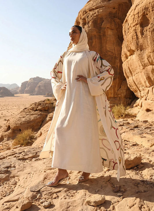 Abaya à imprimé abstrait blanc cassé superposée avec hijab